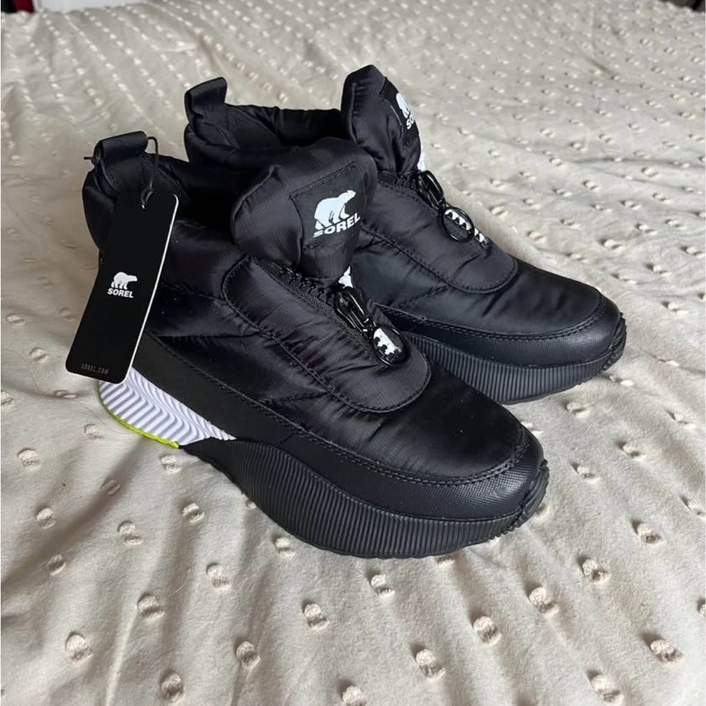 NWT Sorel Insulated Black Shoes